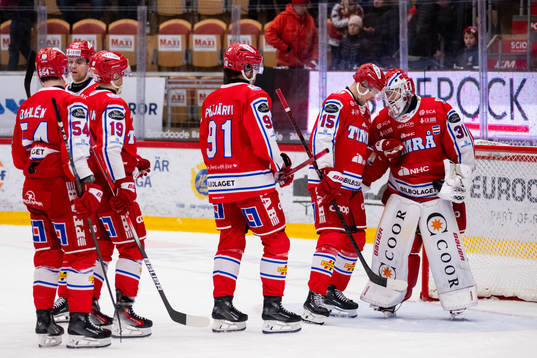 Timrås spelare jublar med målvakt Tim Juel