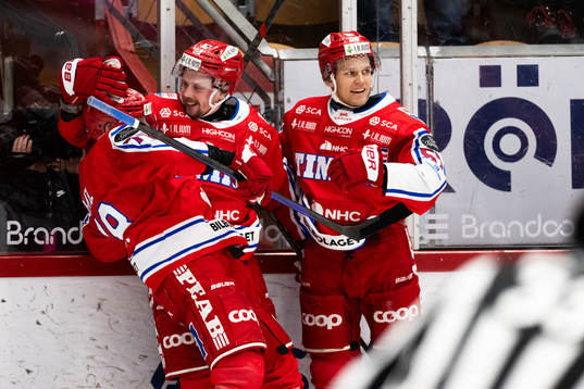 Timrås Jonathan Dahlén, Robin Hanzl och Anton Wedin jublar
