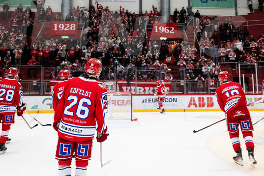 Timråspelarna och Jeremy Boyce-Rotevall jublar mot publiken