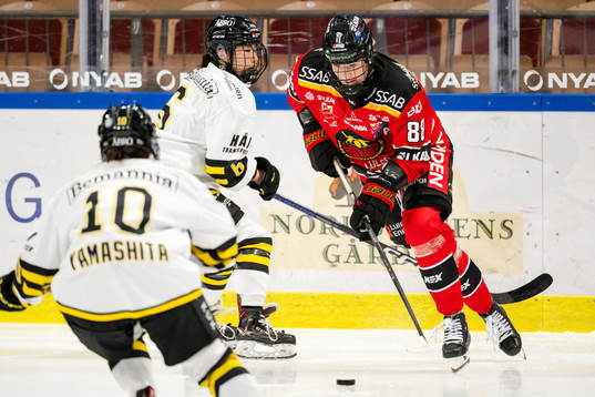 AIKs Mei Miura och Luleås Ronja Savolainen