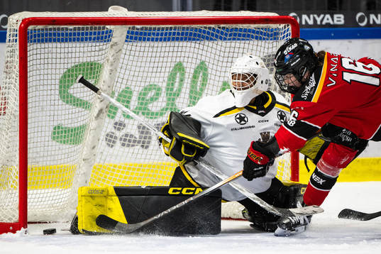 Luleås Petra Nieminen gör 2-0 bakom AIKs målvakt Elinah
