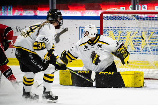 Luleås Emma Nordin sätter 4-0 bakom AIKs målvakt Elinah