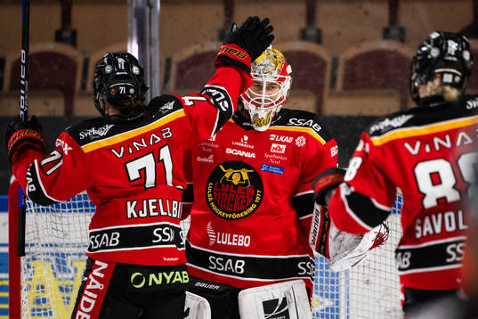 Luleås Anna Kjellbin och målvakt Frida Axell jublar
