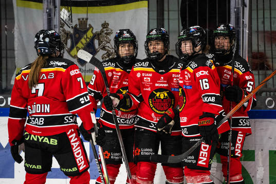 Luleås Linnea Johansson jublar med lagkamrater