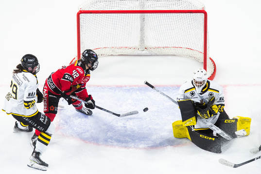 Luleås Viivi Vainikka och AIKs målvakt Elinah Melinder