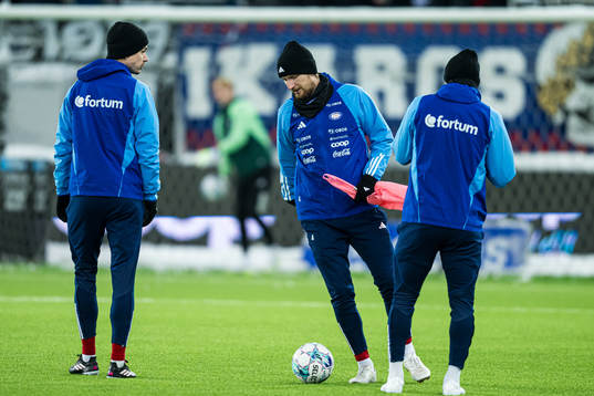 Stefan Strandberg of Vålerenga warms up