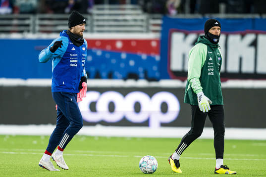 Stefan Strandberg of Vålerenga warms up