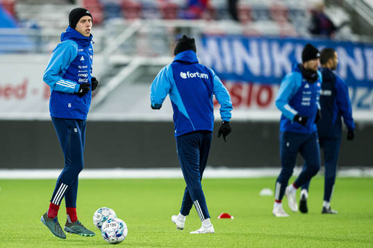 Elias Hagen of Vålerenga warms up