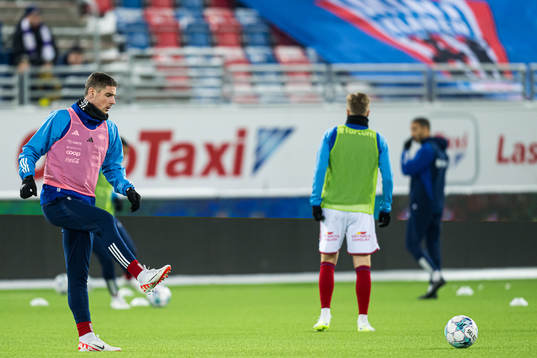 Andrej Ilic of Vålerenga warms up