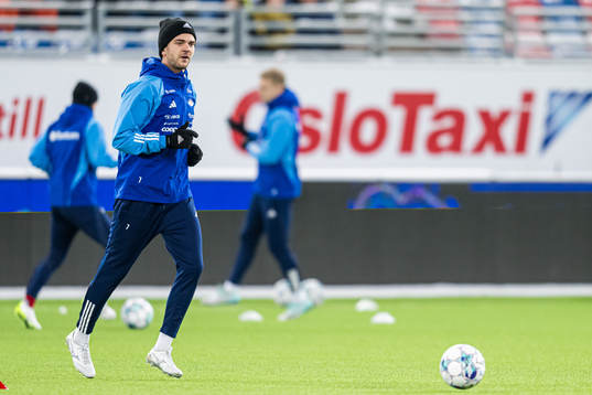 Fredrik Oldrup Jensen of Vålerenga warms up