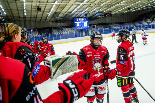 Malmö Redhawks Siobhan Birch jublar med lagkamraterna