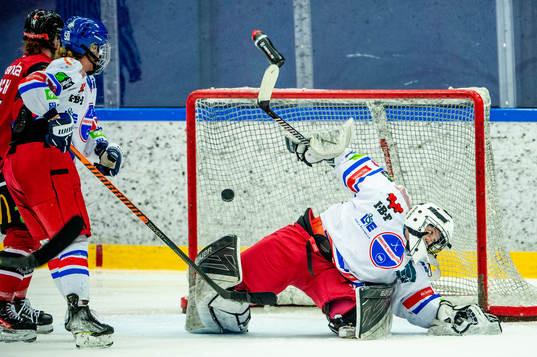 Malmö Redhawks Avery Webster sätter pucken i mål på