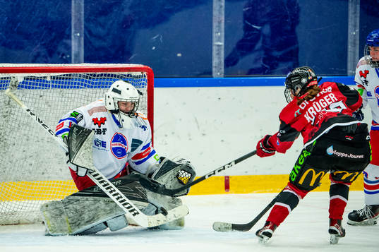 Malmö Redhawks Emilia Kruger mot Hvidovres målvakt Anna