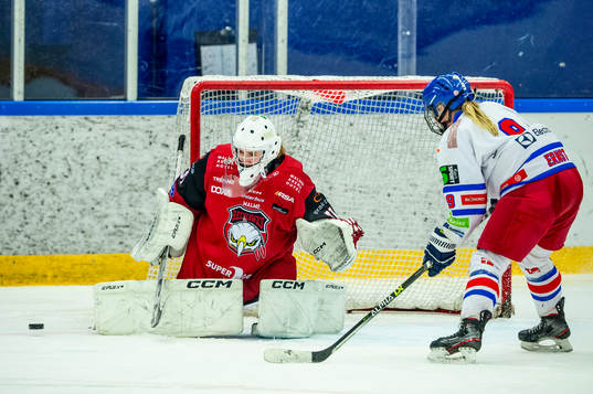 Hvidovres Line Sofie Ernst mot Malmö Redhawks målvakt