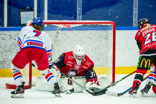 Hvidovres Sara Julie Knudsen mot Malmö Redhawks målvakt