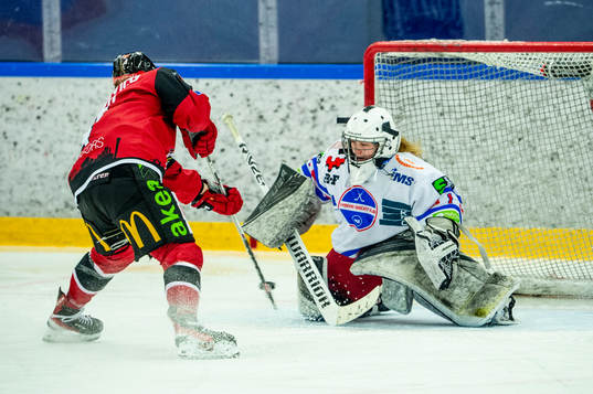 Malmö Redhawks Siobhan Birch sätter pucken i mål på