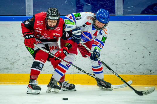 Malmö Redhawks Siobhan Birch mot Hvidovres Line Sofie Ernst