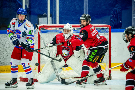 Hvidovres Mia Bau Hanssen mot Malmö Redhawks Saga Nederman