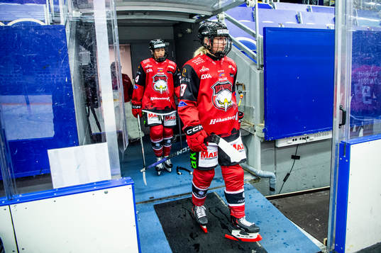 Malmö Redhawks Nele Bachmann kommer ut till isen innan