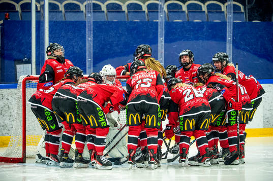 Malmö Redhawks spelare innan ishockeymatchen i NDHL mellan