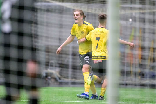 Mjällbys Benjamin Alija jublar
