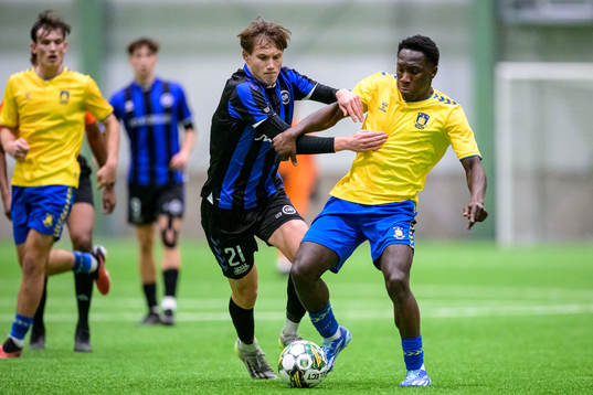 Odenses Vitus Friis och Bröndbys Jonathan Agyekum