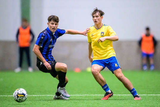 Odenses Magnus Andersen och Bröndbys Adam Claridge