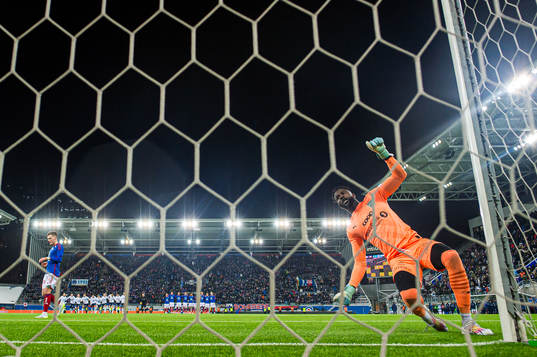 Christian Borchgrevink of Vålerenga missing a chance to