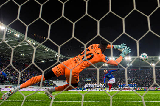 Andrej Ilic of Vålerenga scores