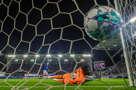 Torgeir Børven of Vålerenga scores