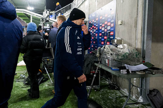 Geir Bakke, head coach of Vålerenga, looks dejected