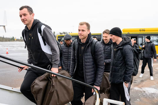 Even Hovland and goalkeeper Peter Abrahamsson of Häcken