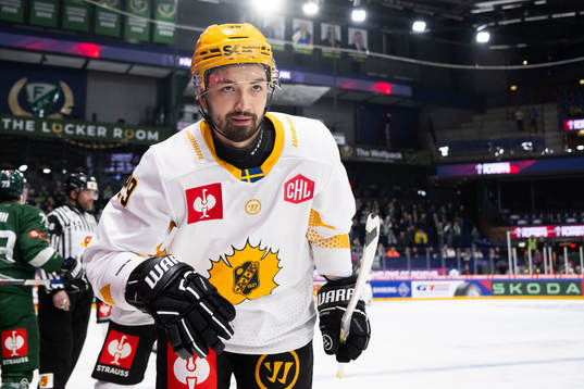 Dylan Sikura of Skellefteå celebrates