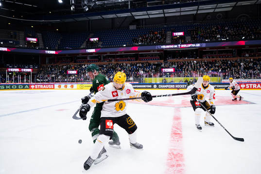 Oscar Lawner of Färjestad and Oskar Nilsson of Skellefteå