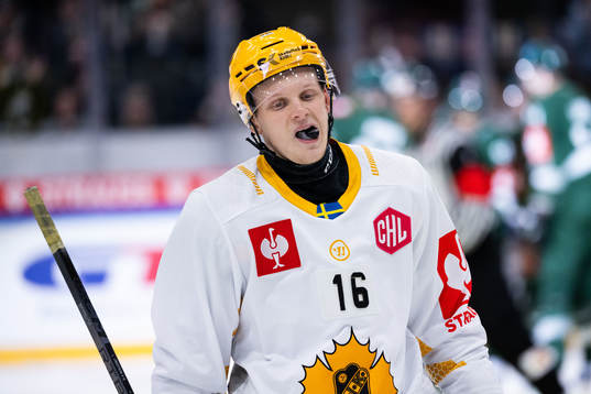 Linus Lindström of Skellefteå looks dejected