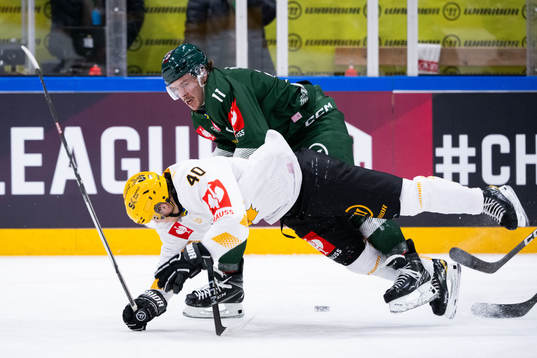 Joakim Nygård of Färjestad and Anton Heikkinen of