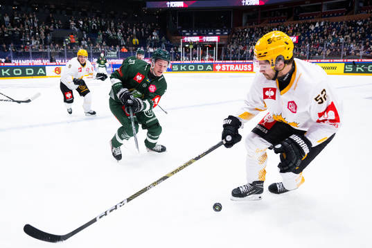 Elliot Ståhlberg of Färjestad and Arvid Lundberg of