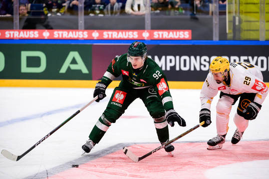 Liam Öhgren of Färjestad and Dylan Sikura of Skellefteå