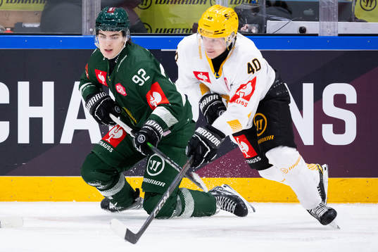 Liam Öhgren of Färjestad and Anton Heikkinen of
