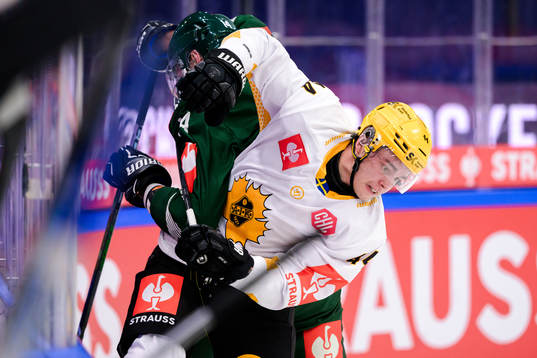 Victor Ejdsell of Färjestad and Elias Salomonsson of