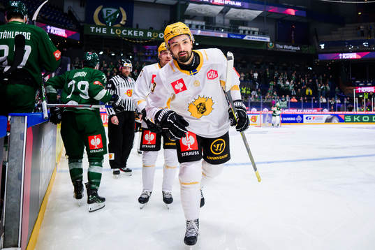 Dylan Sikura of Skellefteå celebrates