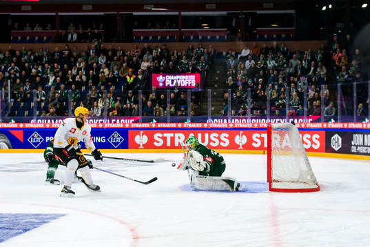 Simon Robertsson of Skellefteå and goaltender Maxime