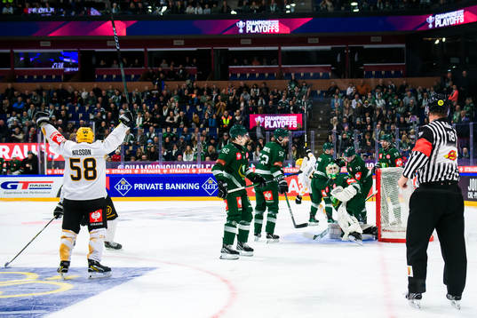 Oskar Nilsson of Skellefteå celebrates and goaltender