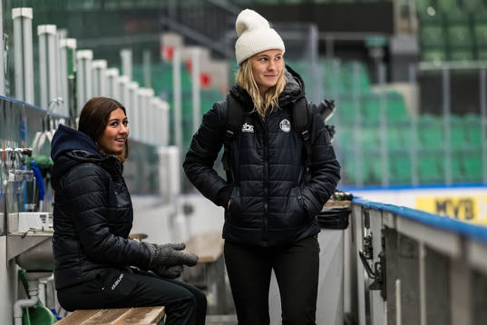 målvakt Ida-Li Brodin och Wilma Hjelm