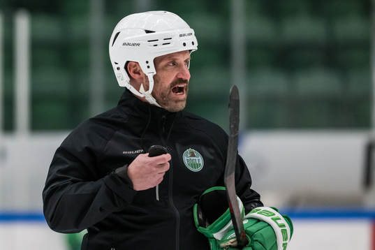 Assisterande tränare Tim Brithén reagerar