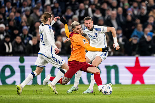 Mauro Icardi of Galatasaray and Denis Vavro of FC Copenhagen