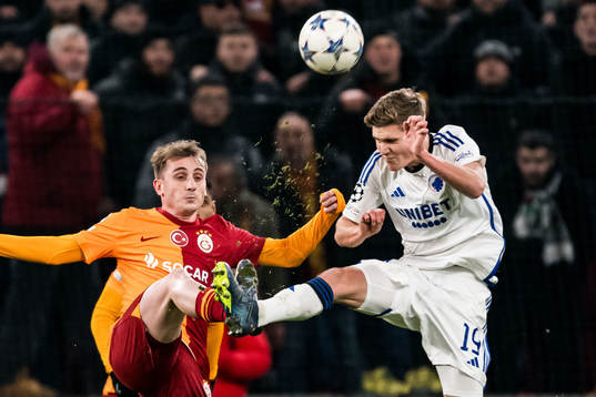 Kerem Akturkoglu of Galatasaray and Elias Jelert of FC