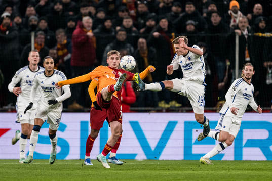 Kerem Akturkoglu of Galatasaray and Elias Jelert of FC