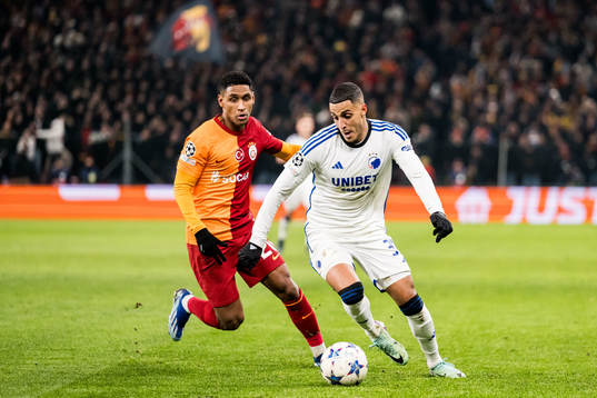 Tete of Galatasaray and Elias Achouri of FC Copenhagen