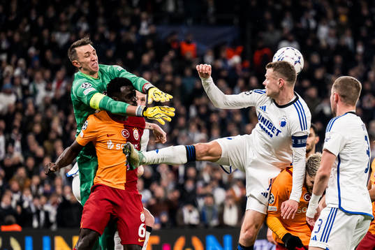 Goalkeeper Fernando Muslera and Davinson Sánchez of